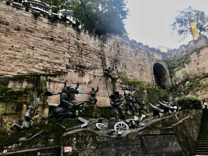 (通远门城墙前以雕塑复制的古代攻城之战的场景)