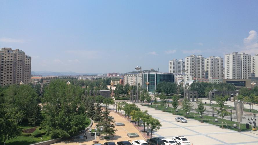 河北省承德市平泉县兴平北路靠近平泉市人民政府