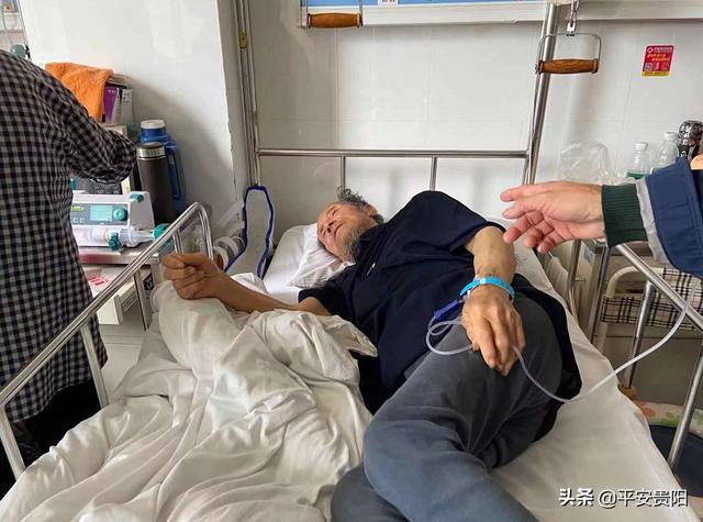 "老人摔倒肯定扶!"九旬大爷摔骨折,好心路人接力相助