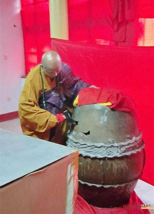 坐缸三年 真身不腐 释觉一亲手为七佛寺正提老法师圆满开缸
