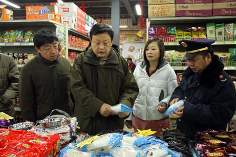 扎兰屯市工商局开展元旦,春节节日市场检查