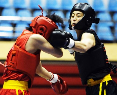 图文-全运会女子武术散打预赛 吉林队选手李响(右)