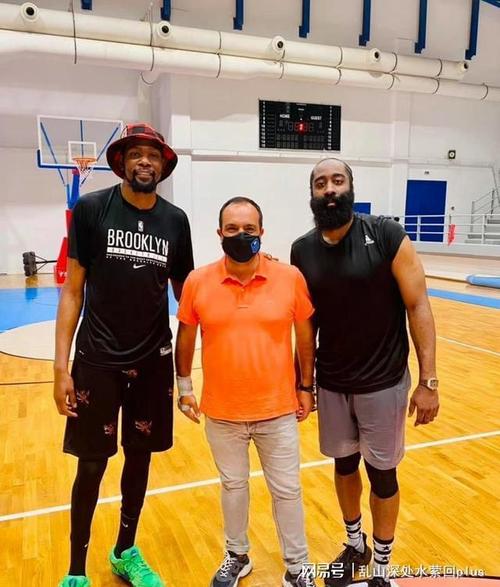 手臂又粗又壮!杜兰特肌肉p照引热议,球迷:看起来像增30磅肌肉