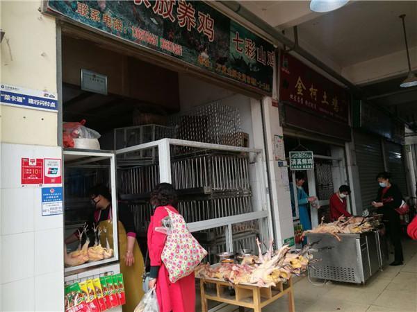对于购买活鸡时习惯了现买现杀的市民来说,看不见现场宰杀,无法确定