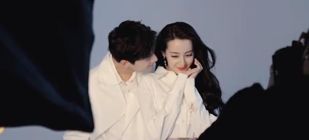 杨洋热巴甜蜜自拍,两人搂肩亲密对视cp感满满,杨洋忍不住害羞