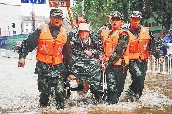 "全体都有,座位让给老百姓",军人还有哪些感动的故事?