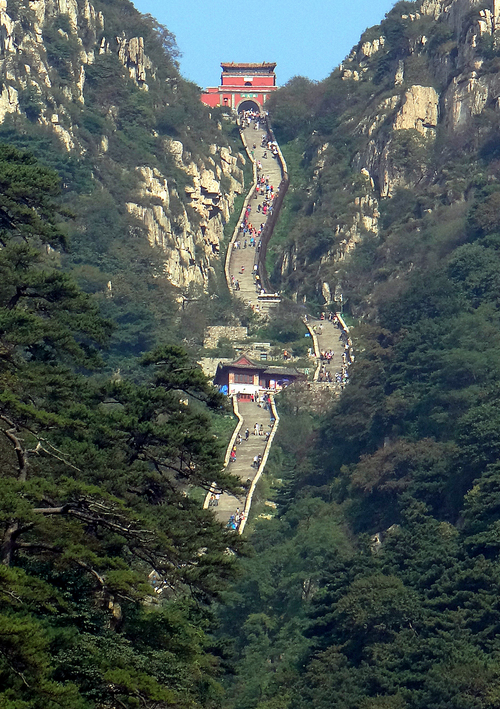 泰山的十八盘是不是很陡,很危险?