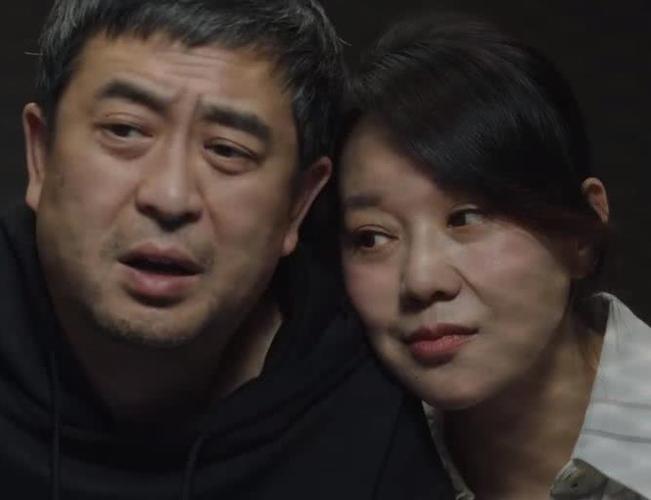 48岁闫妮和张嘉译拍戏,全程无美颜,女方脸上"褶子"过于真实