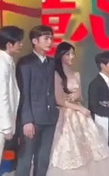 景甜张彬彬牵手上台