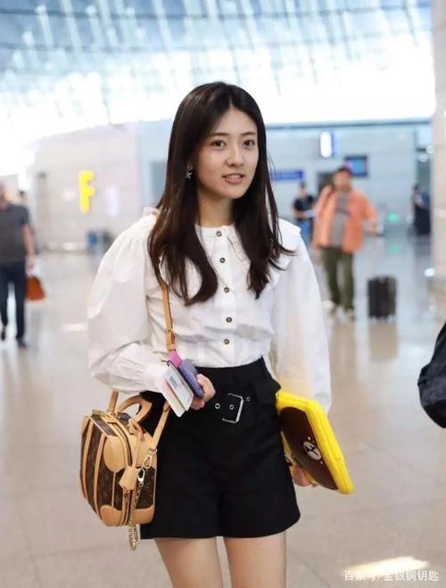 梁洁的生活照片与陈嘉欣大不相同