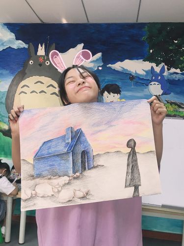 昕冉同学,本节课以科幻画为主,整体彩铅的渐变色还可以,房屋的立体感