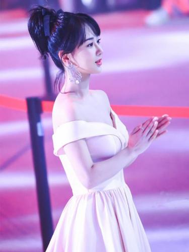 杨紫瘦了!一字领樱花粉礼服大秀直角肩,这身材绝了