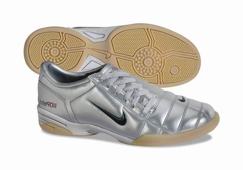 nike五月足球鞋推荐:全银色total 90 iii ic