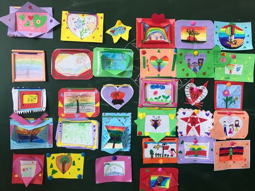 美术课堂作业展示 写美篇 四月份学习内容: 《折剪蝴蝶》 《小画框》