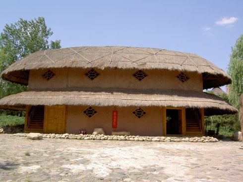 这些形态各异的房子怎么样,这些都是少数民族的房子,还有几张照片,给