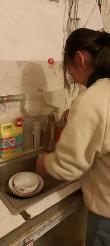 聊城育才学校学生假期帮父母刷碗做饭活动【班主任:李