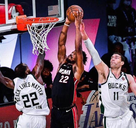 巴特勒在比赛中扣篮得手