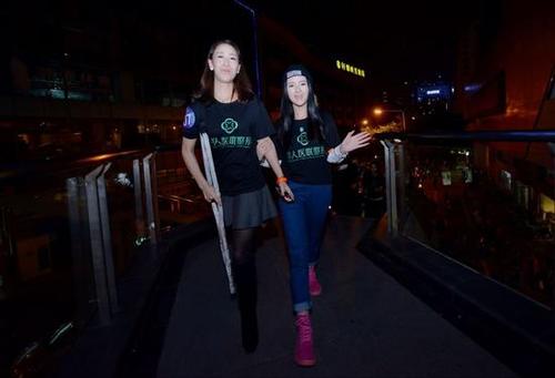 "独腿女孩"尓玛阿依撑着拐杖去夜跑
