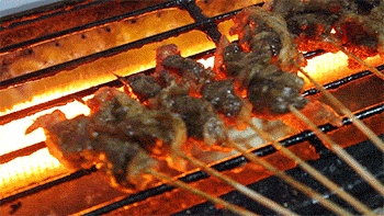 这样的夏日怎能没有夜啤酒 约上三五好友喝点夜啤酒吃点烧烤美食 简直