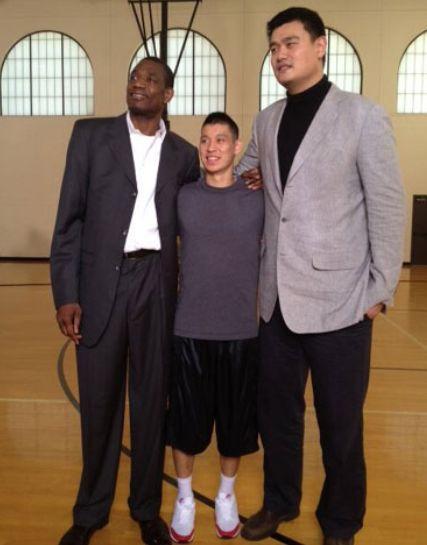 有种"出奇制胜"叫与姚明合影!成龙踩桌子过时,鲁豫的