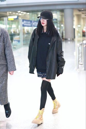 "带货女王"杨幂冬季机场街拍,天再冷也挡不住大幂幂露美腿!