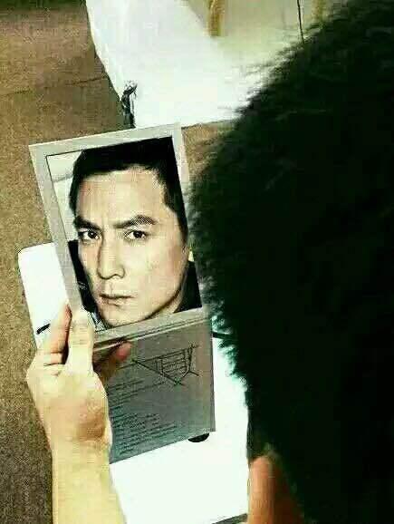 举着镜子吴彦祖表情包 高清无水印版