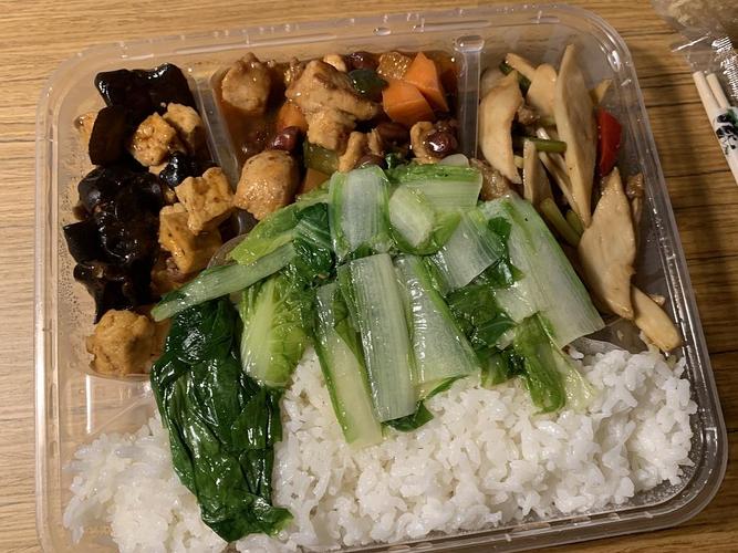 疫情期间单位食堂只提供盒饭,10元一份,我已经坚.