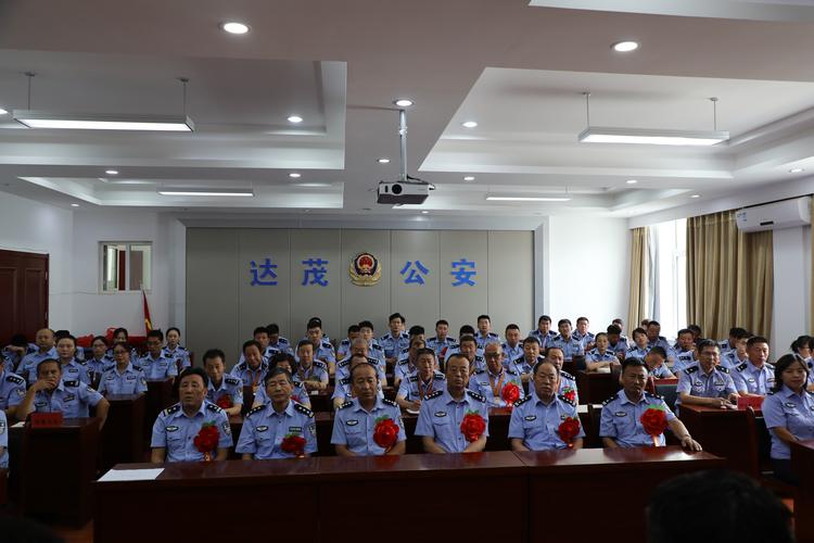达茂旗公安局召开"不忘初心,牢记使命"主题党课暨"迎七一"党日活动