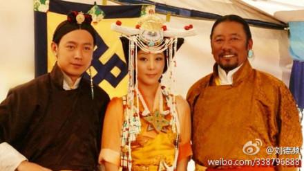电视剧《西藏秘密》中土登格勒和哥哥娶了同一个妻子,过着一妻多夫