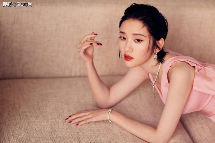 唐艺昕身穿粉色v领蝴蝶裙惊艳出镜,少女气息满满