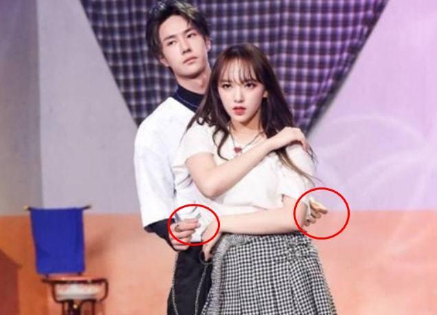 王一博这边更是搞笑,和程潇的热舞看着辣,其实连别人胳膊都不敢碰