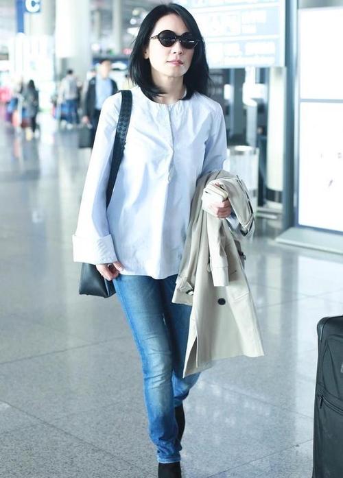 46岁的俞飞鸿穿上仙女裙,腰身没了,气质也没了