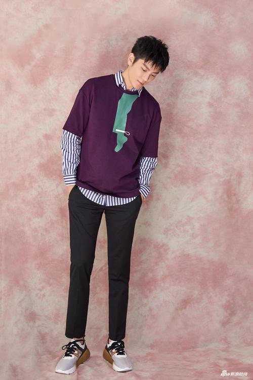 王嘉t恤套穿衬衫活力十足 青春洋溢彰显少年感