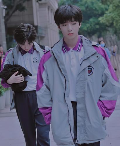 刘耀文宋亚轩穿校服录节目,累到上车就睡着,同框互动