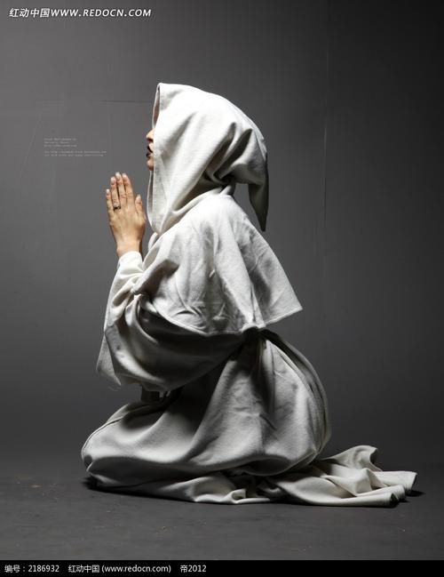 穿白袍跪在地上祈祷的女人jpg