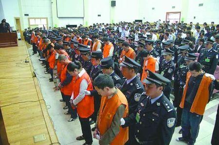 河南南阳涉黑团伙昨天受审27人被控多种罪名
