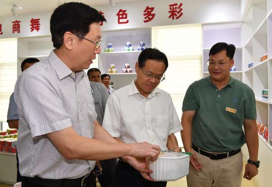 凤山县委书记廖锦成,县长陆嵘等领导陪同调研.