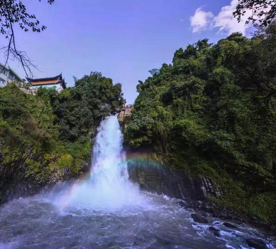 赏我国唯一城市里的瀑布"叠水河瀑布",被"不用弓弹花自散"奔腾呼啸的