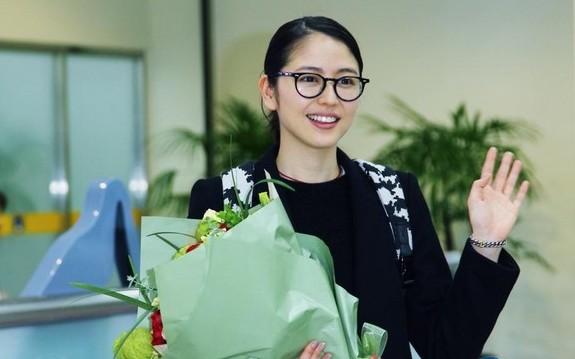 日本女星长泽雅美素颜抵台 人气旺媒体变保镖(组图)