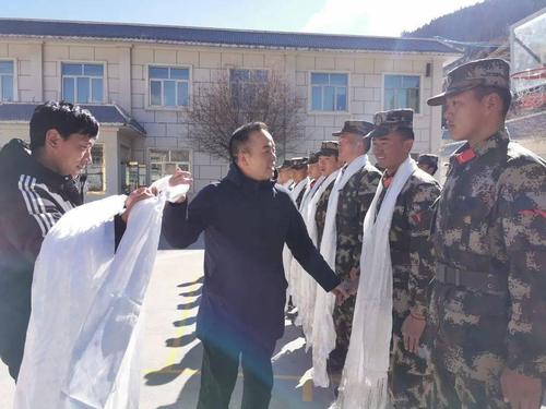 温云春一行先后来到县武装部,县中队,看望慰问驻县部队官兵,给他们送