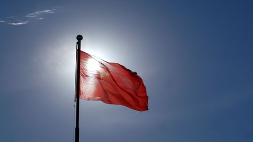 红旗五星红旗逆光拍摄国旗飘扬升国旗飘扬的旗帜旗子旗旗帜红旗飘飘