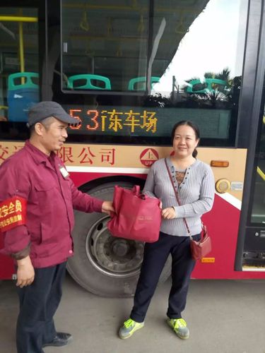 白马公共交通有限公司亭子车场53路1223号车司机雷瑞民拾到一袋衣服