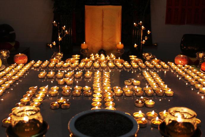 张北县万佛寺举行"腊八节供灯法会"