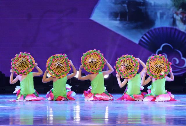 小朋友们表演民族舞蹈《俏江南》.