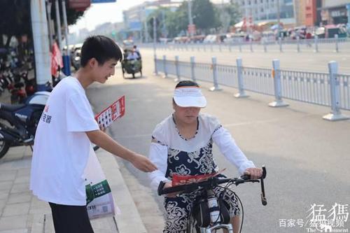 妹妹爷爷齐住院,18岁少年高温天街头发传单为父母分忧