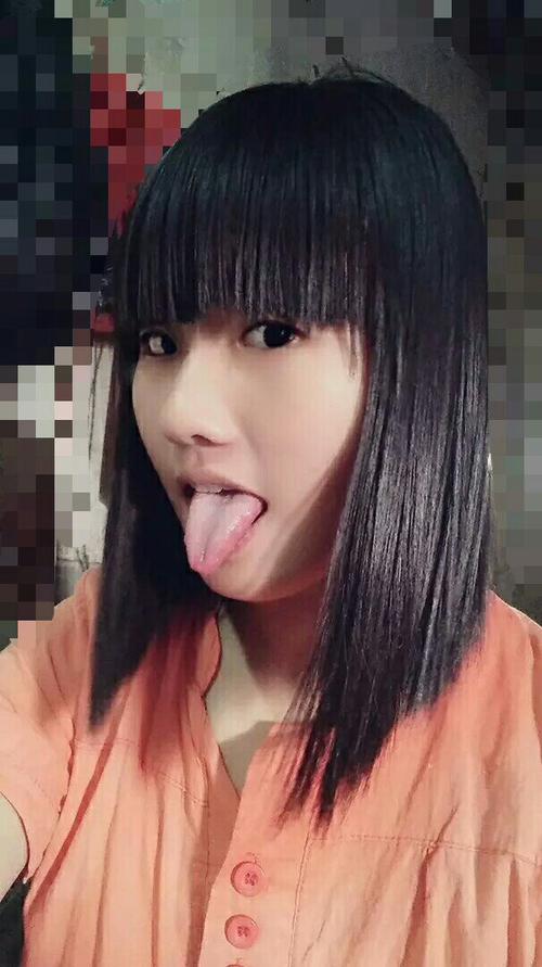 女的拍照吐舌头是不是暗示什么然后发朋友圈让自己喜欢的人看见