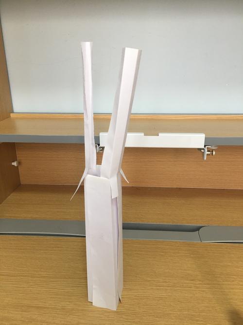 第四步:开始搭高塔了!可以先搭一个三角形,这样可以使我们的纸搭更稳.