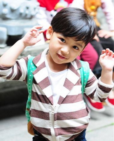 小男孩时髦 纹理烫偏梳 短发发型