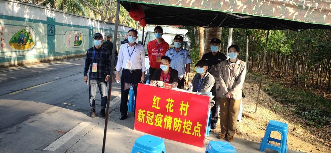 写美篇         区民政局及红花村工作人员在三亚学院设卡点累计排查