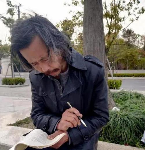 年初走红的"流浪大师"沈巍现在过得怎么样了?